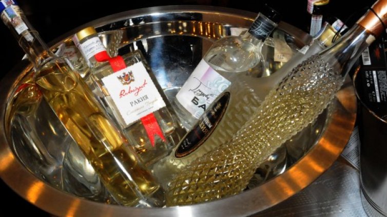 Ракията задължителна, ала суджукът - лукс