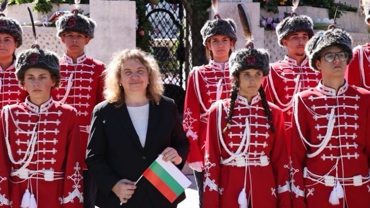 Киселова поведе празничното шествие във Велико Търново за Независимостта СНИМКИ