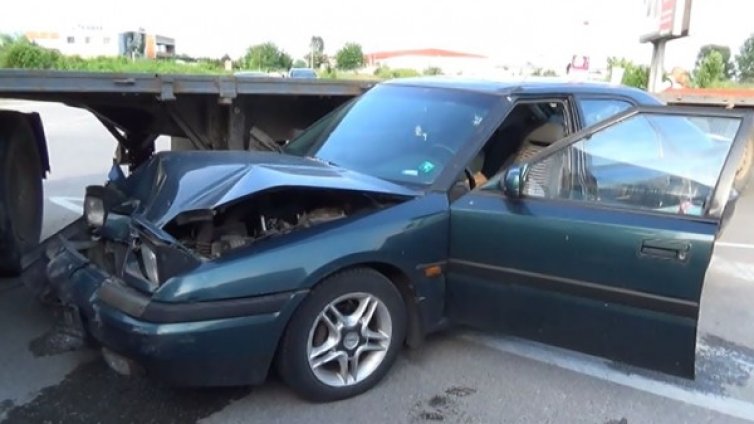 ТИР зави неправилно, кола се вряза в него 