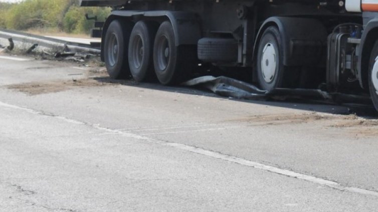 Аварирал тир затвори част от "Тракия" към Бургас