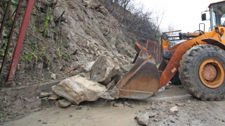 Дъждовете свлякоха пътя от Сливен за Ичера