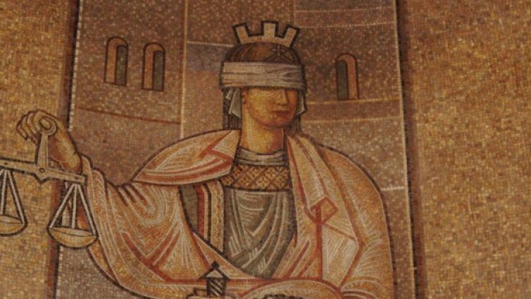 Осъдиха румънец, пробвал да подкупи полицай на пътя