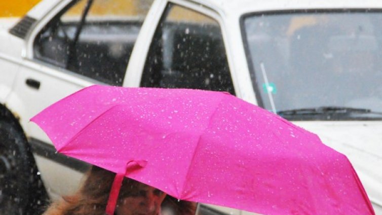 След дъждовете: Жълти петна оцветиха улиците в София