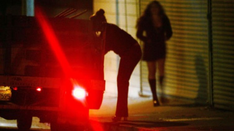 Мъж си поръча проститутки, дойдоха щерките му