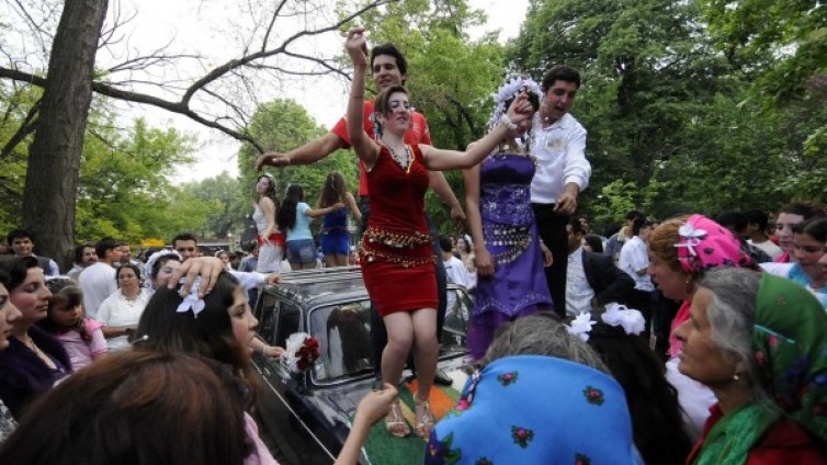 Пазарджик пак на нож срещу ромските пиршества