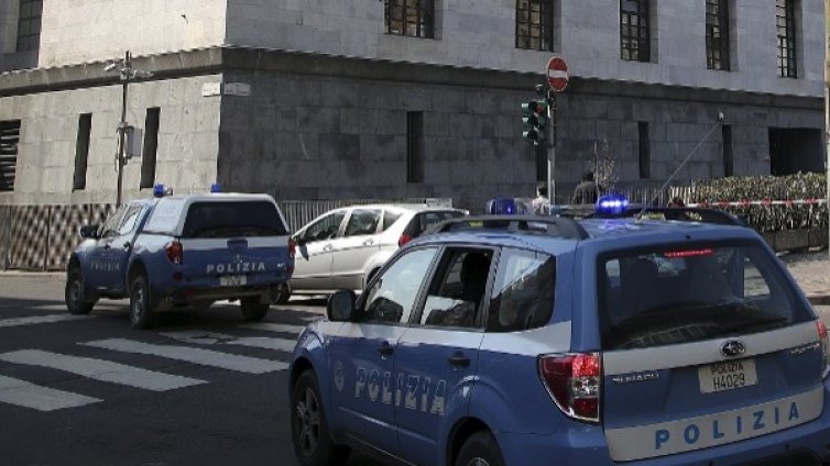 Роми с кола прегазиха 9 души на спирка в Рим 