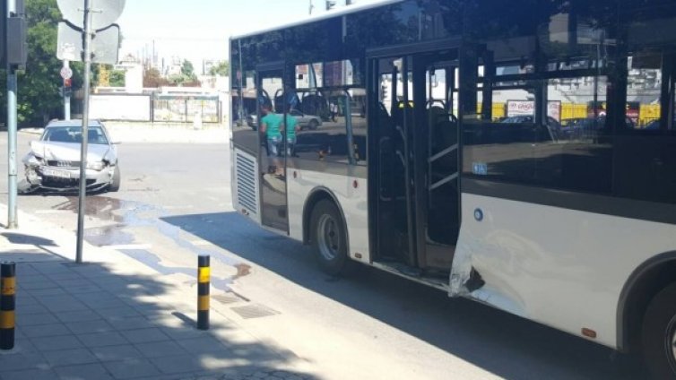 Кола се заби в автобус на градския транспорт в Пловдив