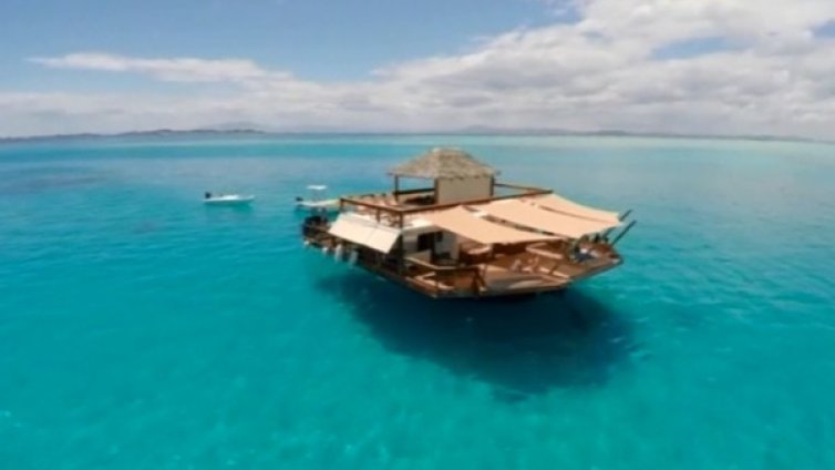 На бар във водата и с коктейл в ръката