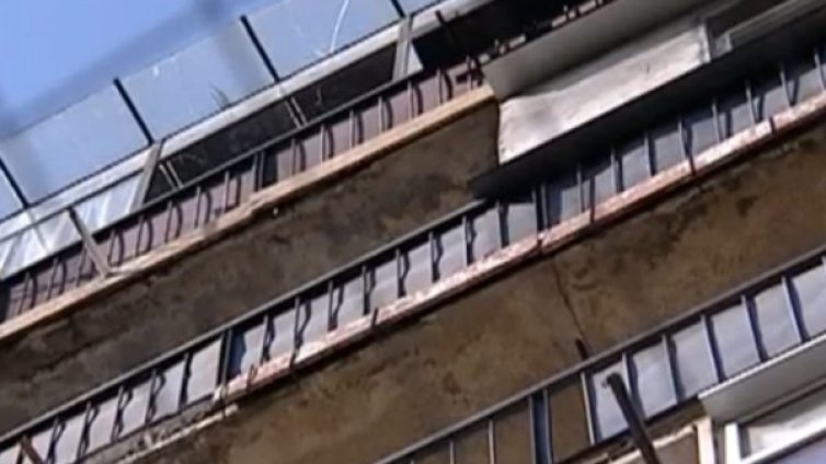 Опасно за живота: Страшни балкони дебнат в &bdquo;Младост&rdquo;!