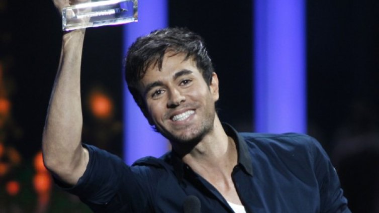 Енрике надписа здравата си ръка: Благодаря ви!