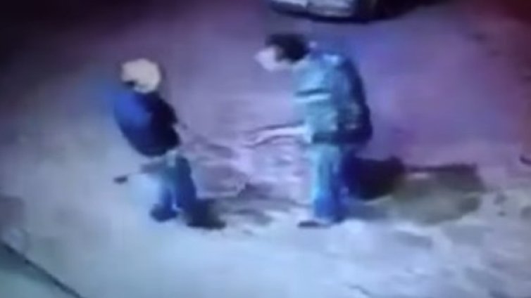 След спор &ndash; руски дядо натръшка младежи на земята