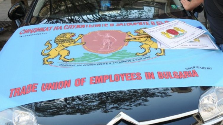 Полицаи и надзиратели опъват палатки пред НС