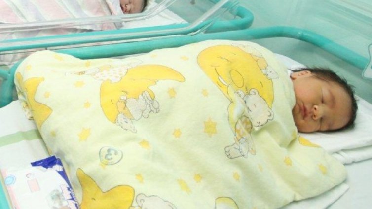 Бебе с опасност за живота, майката го изпуснала