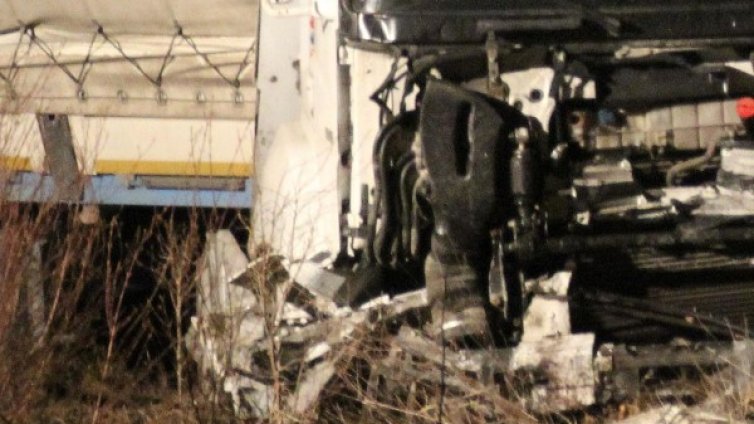 Камион с хартия пламна на главен път Е-79 