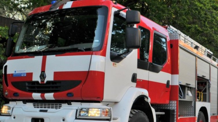 Пожар изпепели два тона фураж и покрив