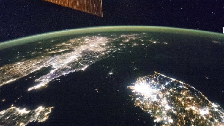 Събират средства за първи порно филм в Космоса