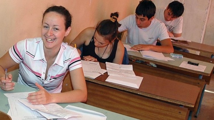 МОН обмисля: Да скъси времето за матурите  