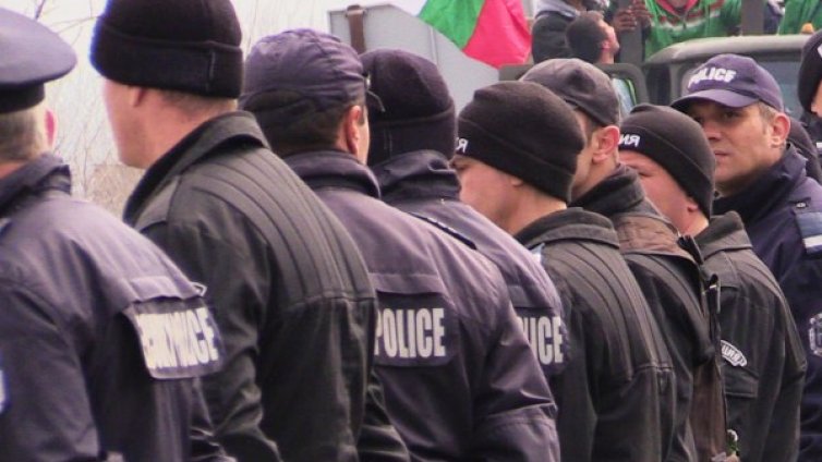 Полицаи обжалват пред съда новото си работно време 