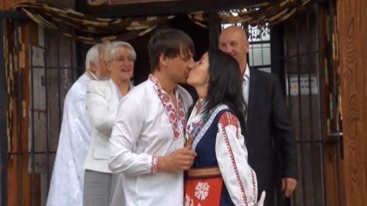 Невероятна сватба: Мексиканка и немец се венчаха в Хисаря 