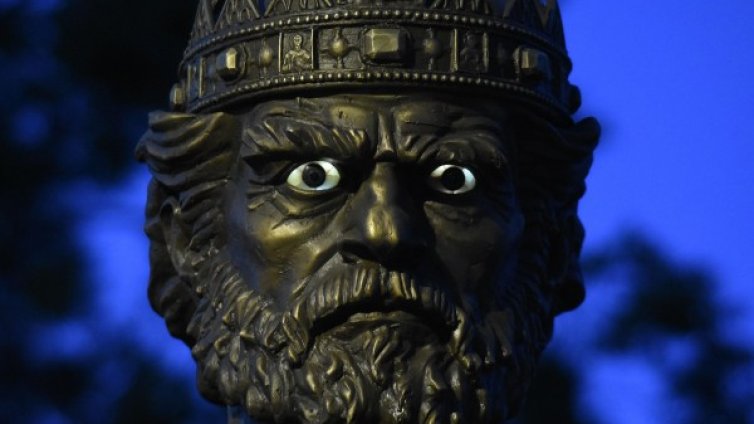 Долу ръцете от очите на Самуил!