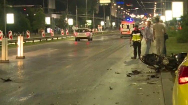 Кола удари моторист в насрещното по Цариградско