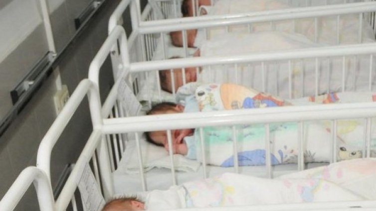 Родените от 65-годишна жена четири близначета са добре