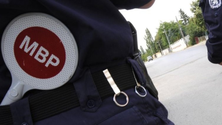 Тъпканица: Сгащиха 11 емигранти в един автомобил