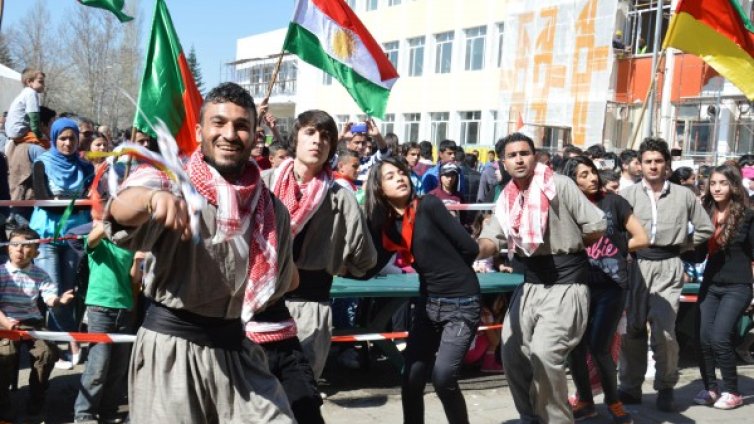 Бежанците показват обичаи, организират парад на нациите