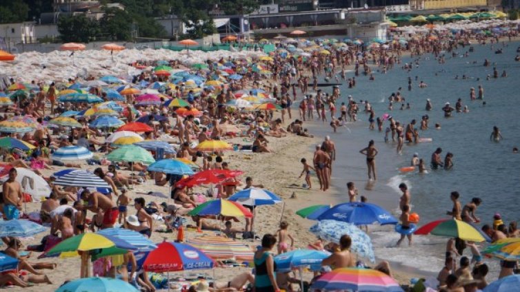 Туристи и хотелиери срещу концесионера в Несебър