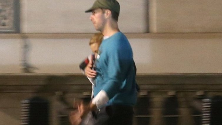 Крис Мартин забива Кайли Миноуг