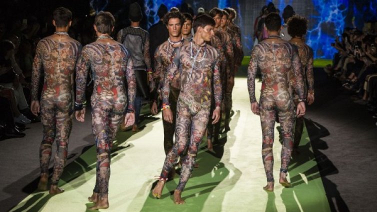 Цветя, панделки и огърлици &ndash; новата мода... при мъжете