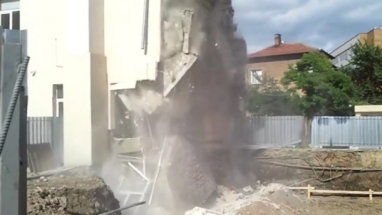 Срутването на гимназията в Казанлък в кадър