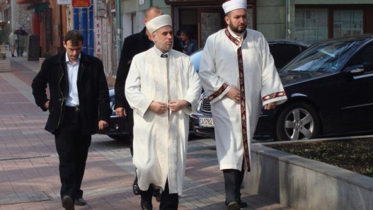 И Главно мюфтийство осъди палежа на икони