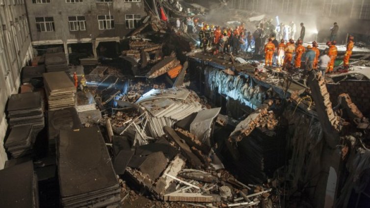 Най-малко 9 души загинаха при рухване на фабрика в Китай