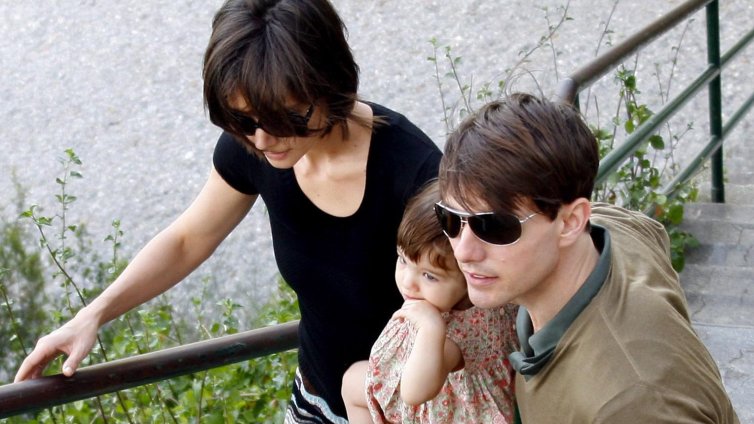 Сури на 20: Как живее след 14 години отчуждение с баща ѝ Том Круз