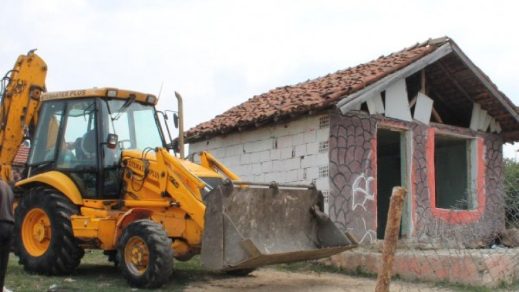 Бутнаха 28 незаконни къщи в "Меден рудник"