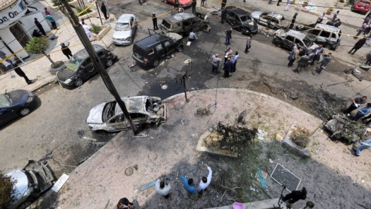 Мощен взрив пред италианското консулство в Кайро*