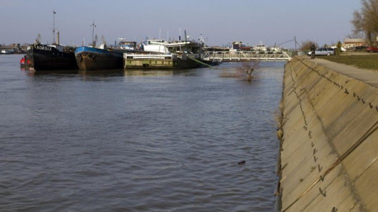 Товарен кораб заседна в Дунав заради ниски води