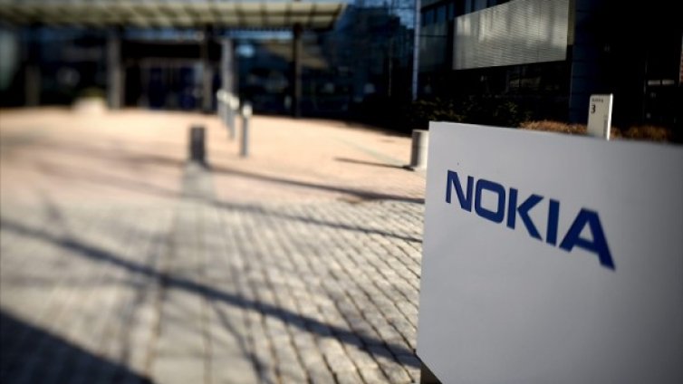 Nokia прави стъпка назад, връща се към телефоните