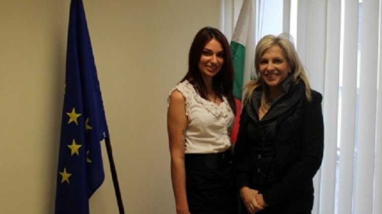 Премиерът: Уволних Маринова! Спи пияна в бар!