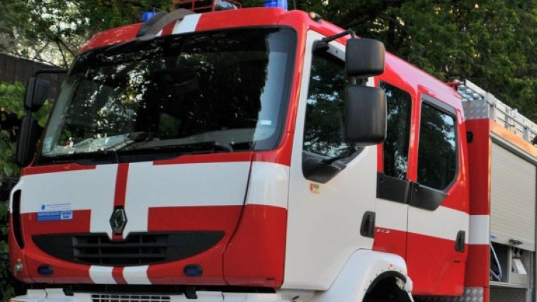 Евакуираха 15 души от горящ блок в Русе