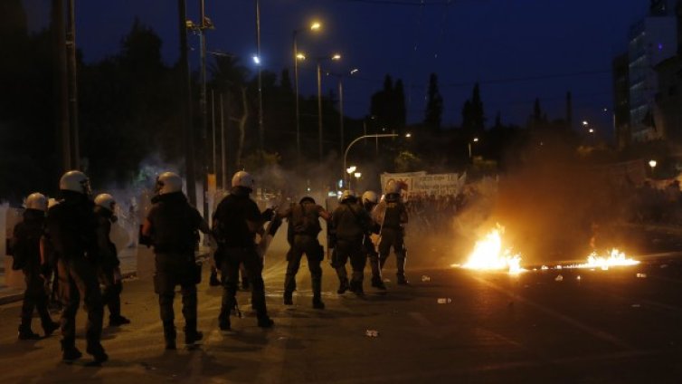 Сблъсъци в Атина: Демонстранти vs полицията