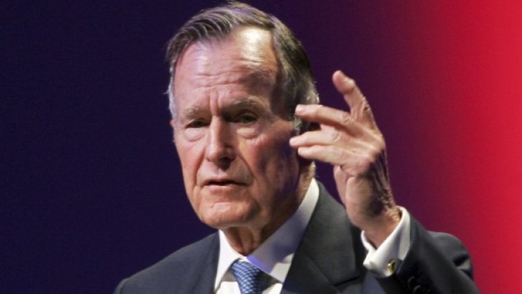 Буш старши счупи прешлен, паднал у дома си