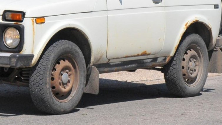 Кола мина през заспал на земята рибар