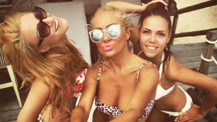 Къде и как почиват българските звезди? 