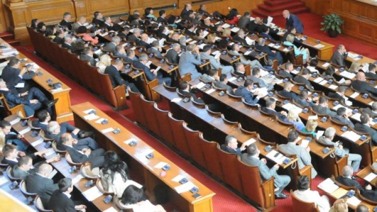 Свирят сбор на всички в НС за спасение на Конституцията  