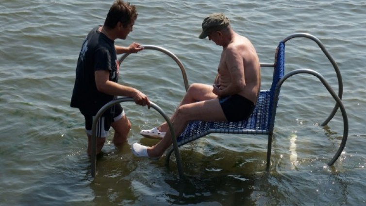 Инвалиди на плаж! Уникална рампа във Варна