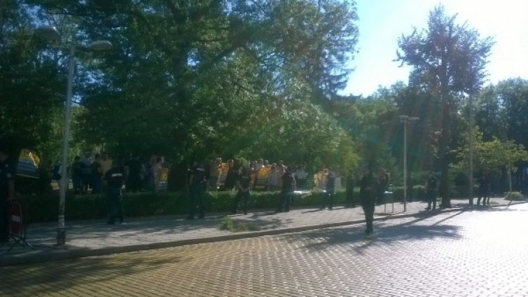 Протестът днес: "Нахрани" депутата с... локуми  