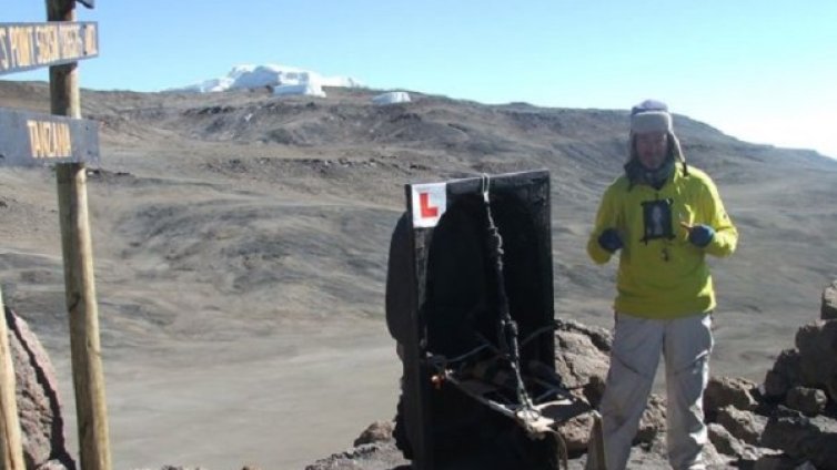 Мъж изкачи Килиманджаро с Шийла (вана) на гръб! 