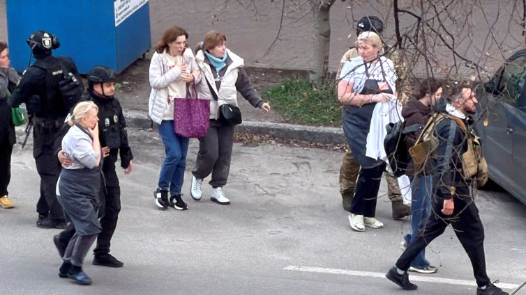 Мъж откри стрелба в супермаркет в Киев и уби петима ВИДЕО